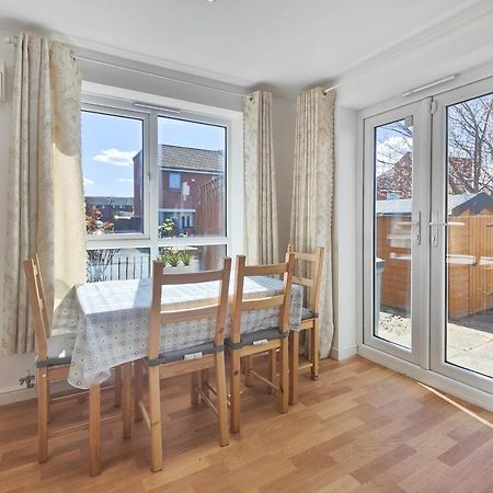 The Metcombe - Bright Townhouse With Free Parking 10 Minutes Walk To Coop Live Villa Manchester Eksteriør billede