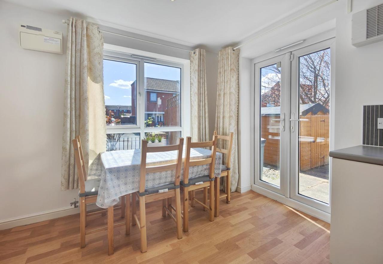 The Metcombe - Bright Townhouse With Free Parking 10 Minutes Walk To Coop Live Villa Manchester Eksteriør billede